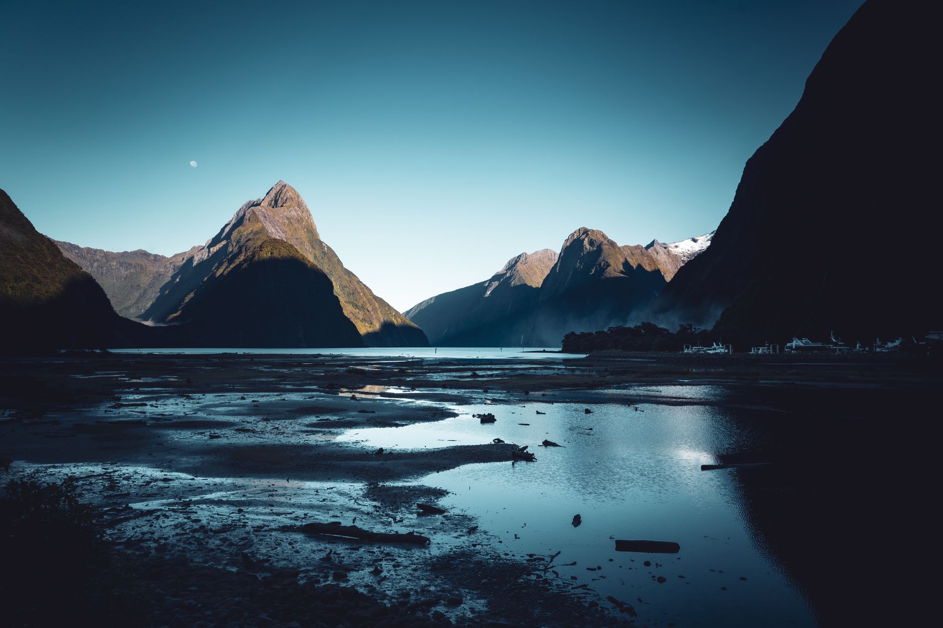 Stunning New Zealand Fiordland landscape during gold hour